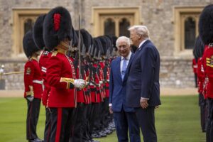 «Una cerimonia senza precedenti». Re Carlo celebra il presidente Trump