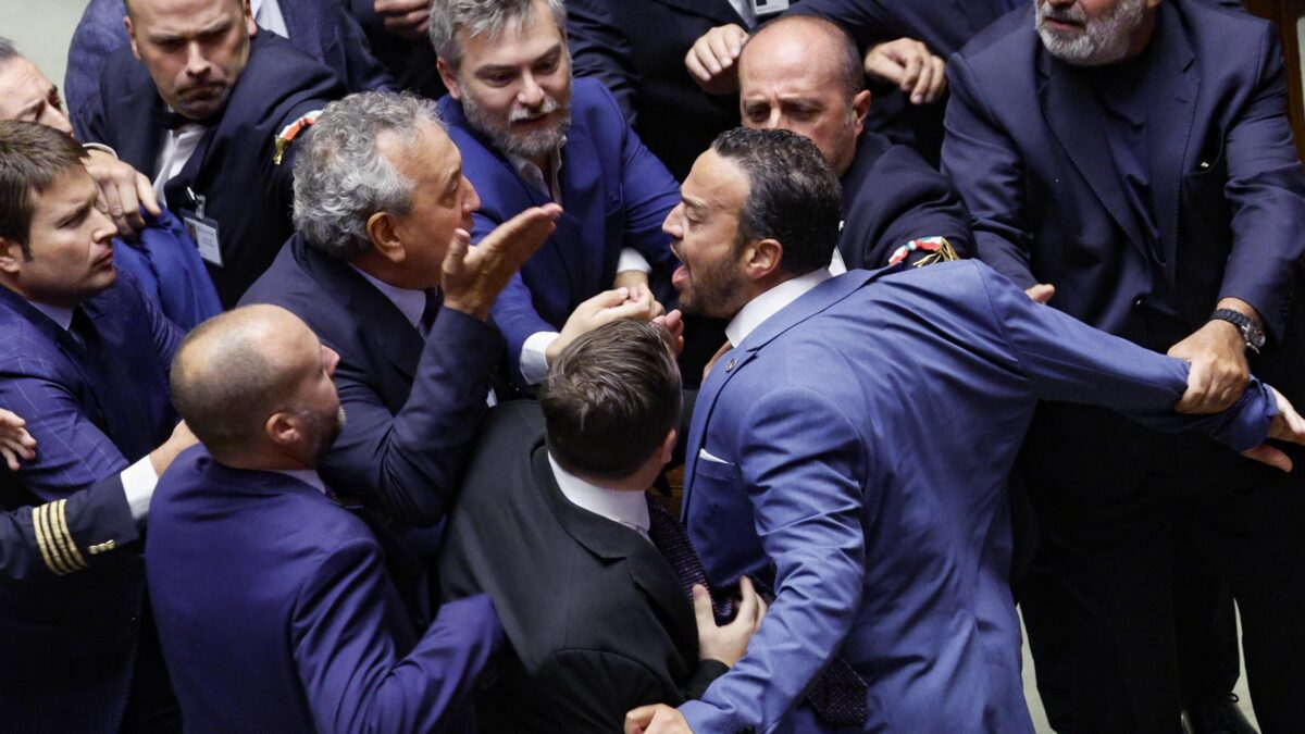 Agguato del Pd: rissa alla Camera