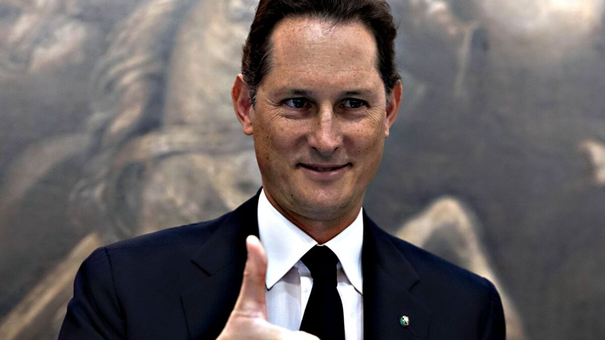 Elkann ricava 4 miliardi dall’Italia e va a caccia di affari (all’estero)