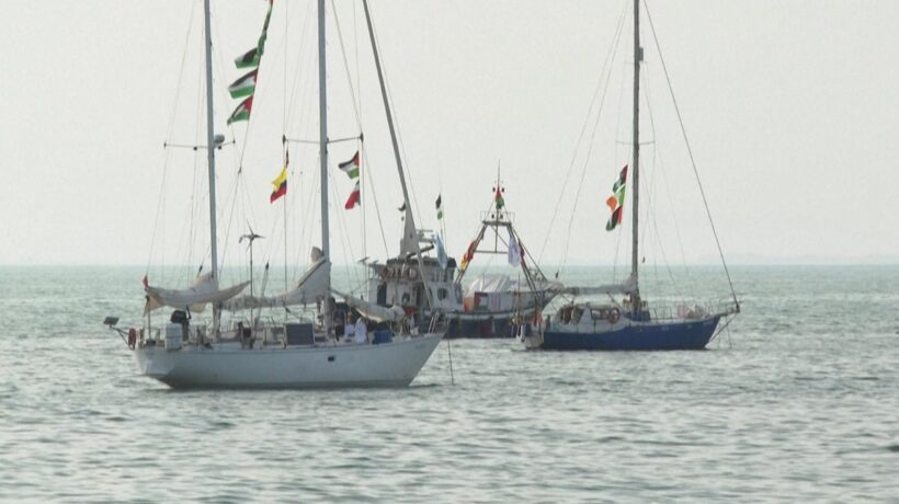 Tuffi, grigliate, bagnarole e la Thunberg a terra: la Flotilla è tragicomica