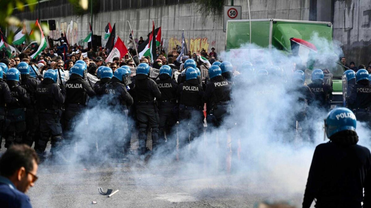 I pro Pal attaccano ancora la polizia. Sassi e vetri per «bloccare» Torino
