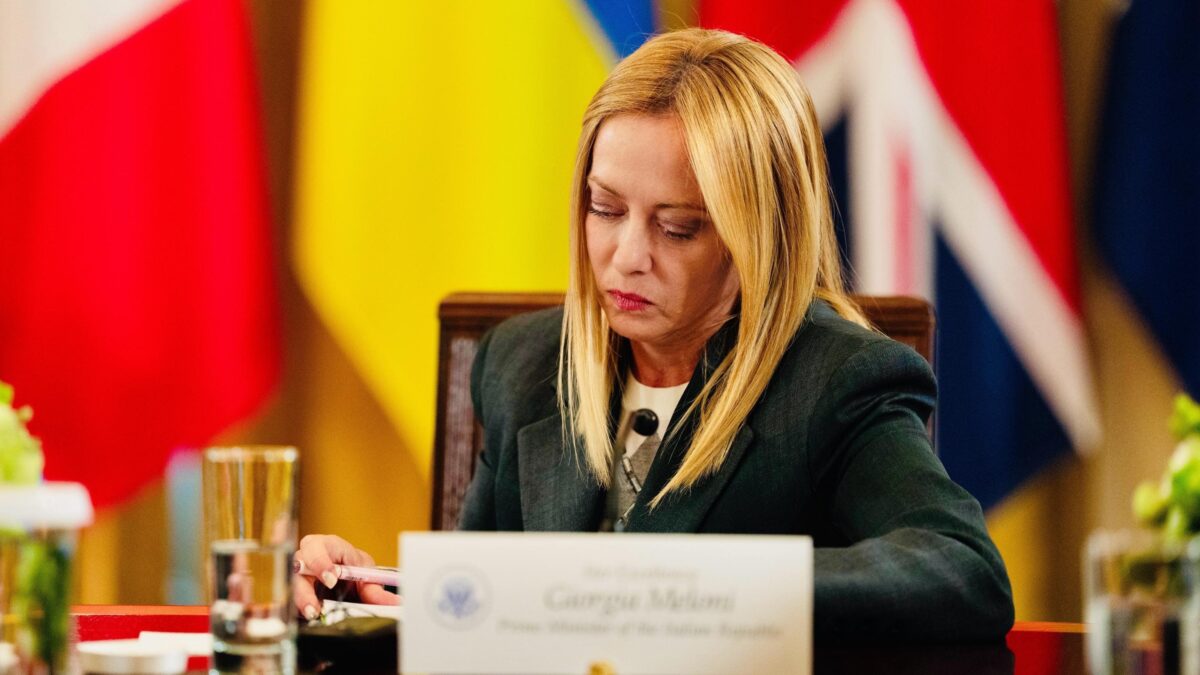 Meloni rimanda le accuse al mittente e festeggia l’aumento degli occupati