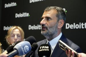 Caro Decaro, lei la politica la fa solo con certa gente…