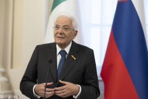 Mattarella evoca il 1914: «Vicini al baratro»