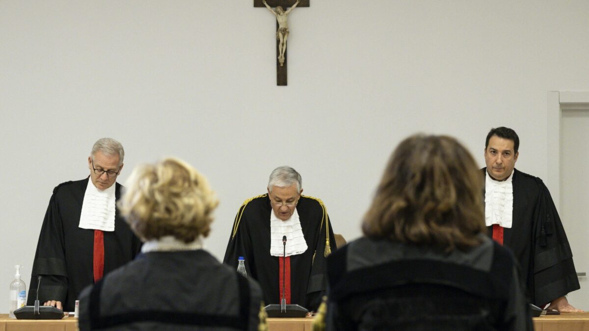 L’accusa al giudice di Bergoglio: «Comprò case in nero dai mafiosi»