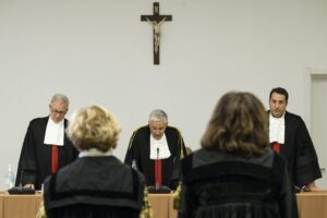 L’accusa al giudice di Bergoglio: «Comprò case in nero dai mafiosi»