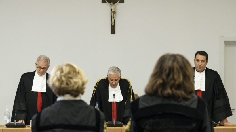 L’accusa al giudice di Bergoglio: «Comprò case in nero dai mafiosi»