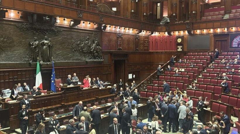 L’opposizione blocca il Parlamento