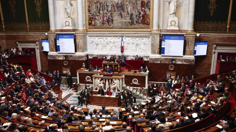 Parigi di nuovo senza un governo. Il Parlamento manda a casa Bayrou