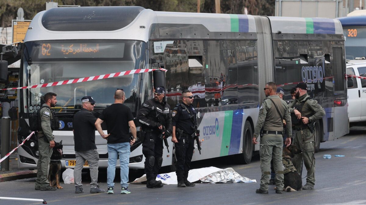 Spari a bordo di un autobus: sei vittime a Gerusalemme. Hamas esulta: «Atto eroico»