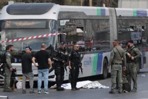 Spari a bordo di un autobus: sei vittime a Gerusalemme. Hamas esulta: «Atto eroico»