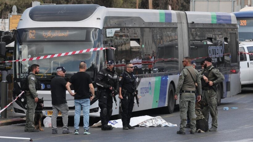 Spari a bordo di un autobus: sei vittime a Gerusalemme. Hamas esulta: «Atto eroico»