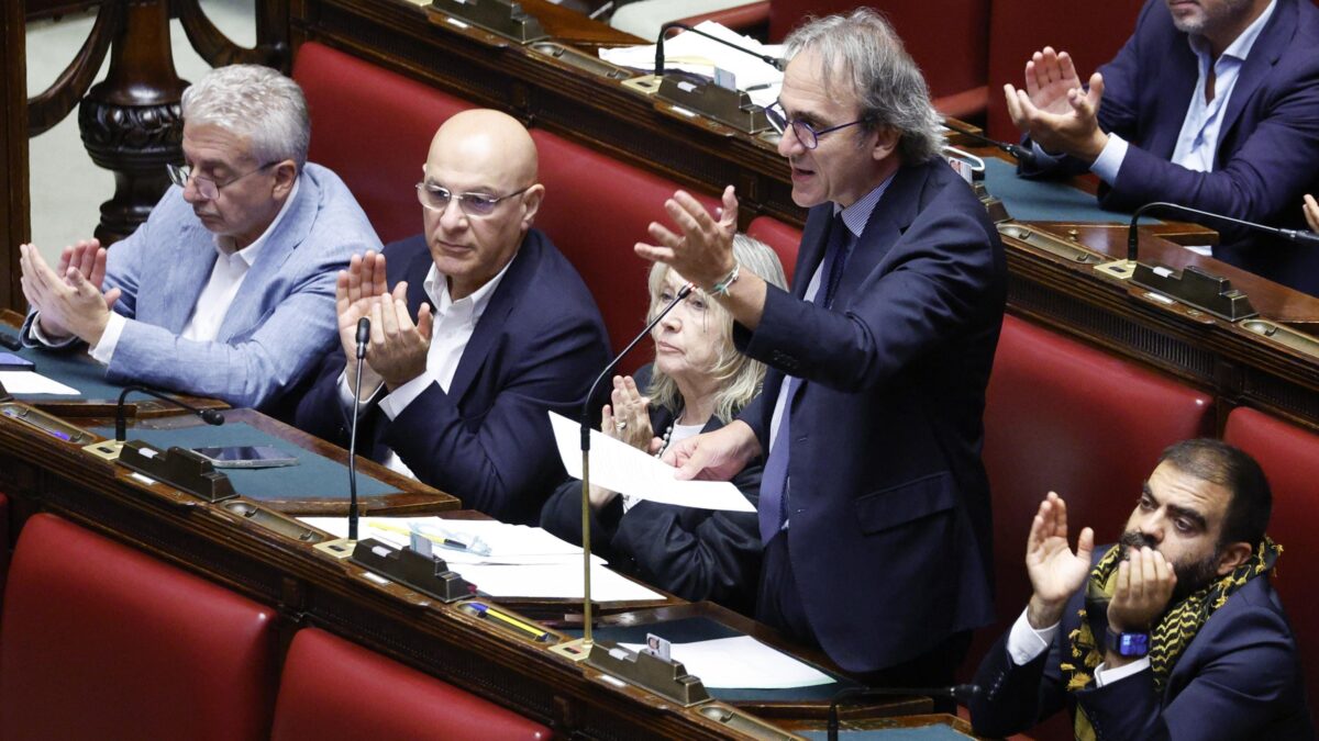 L’opposizione in Aula infanga il ricordo di Charlie: «Era omofobo e razzista»
