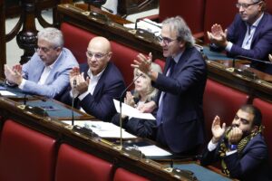 L’opposizione in Aula infanga il ricordo di Charlie: «Era omofobo e razzista»