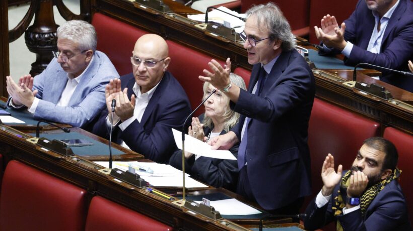 L’opposizione in Aula infanga il ricordo di Charlie: «Era omofobo e razzista»
