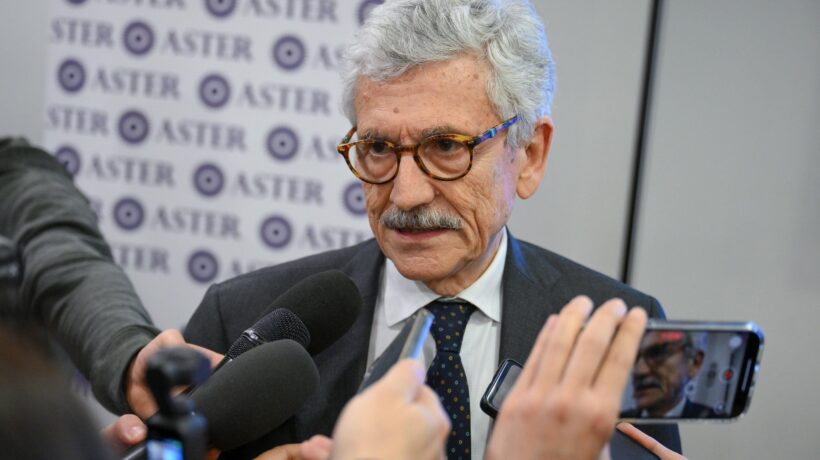 D’Alema si intrufola pure a Pechino e aiuta Xi a riscrivere la storia