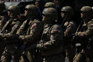 La Polonia schiera l’esercito: 40.000 soldati al confine con la Russia e la Bielorussia