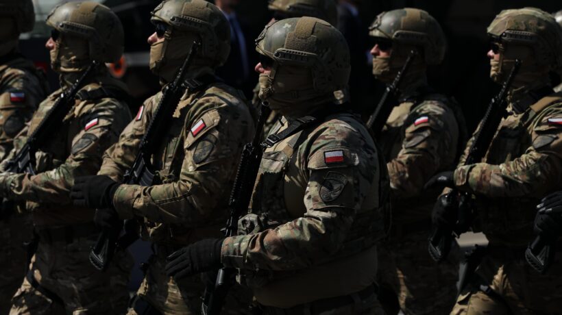 La Polonia schiera l’esercito: 40.000 soldati al confine con la Russia e la Bielorussia