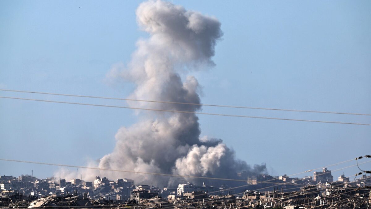 L’esercito israeliano avanza a Gaza. Familiari dei rapiti sotto casa di Bibi