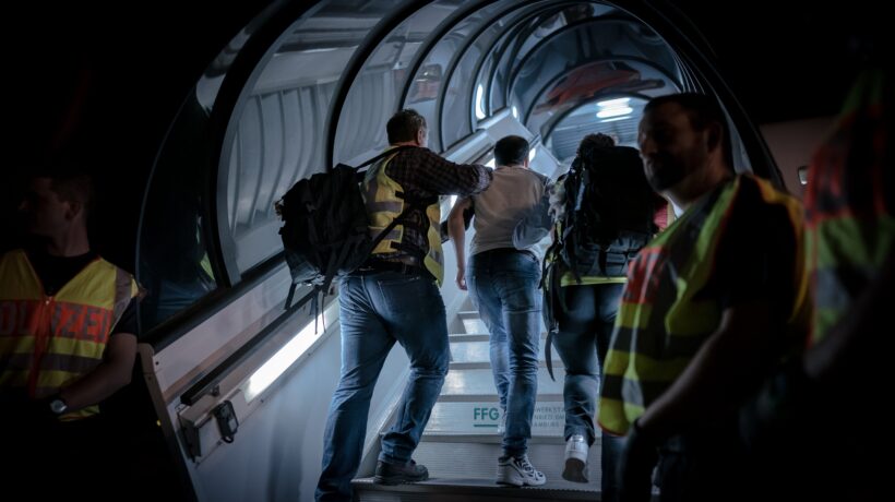 Berlino vara il suo protocollo Albania: «Spediamo i migranti dai talebani»