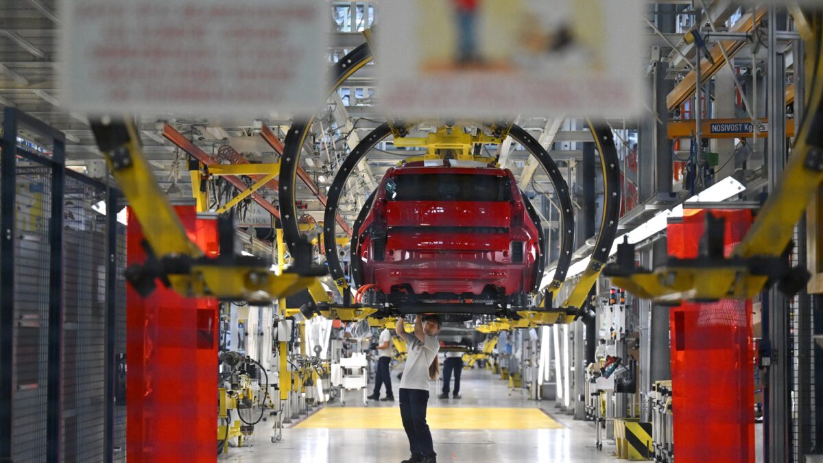 Stellantis fa auto quasi solo in Africa e «svende» in Serbia gli operai italiani