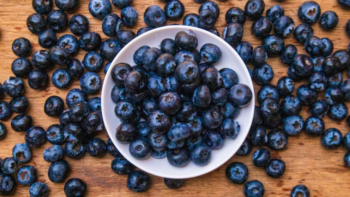 Tutti pazzi per i mirtilli, le perline blu (ma non solo) dal bosco al supermercato