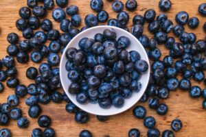Tutti pazzi per i mirtilli, le perline blu (ma non solo) dal bosco al supermercato