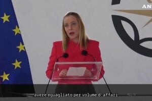Migranti, Meloni: «Il governo non si rassegna. Combattiamo il traffico di esseri umani»