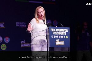 Meloni a Schlein: «Nessuno più di me oggetto di odio, calmiamoci!»