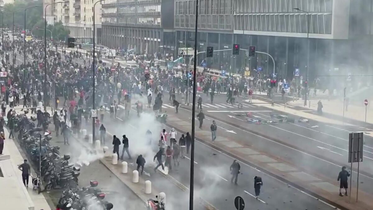 I pro Pal bloccano strade e stazioni e poi devastano la Centrale di Milano