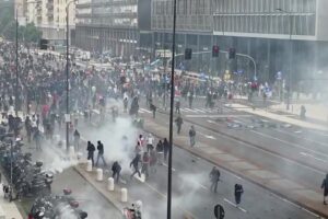 I pro Pal bloccano strade e stazioni e poi devastano la Centrale di Milano