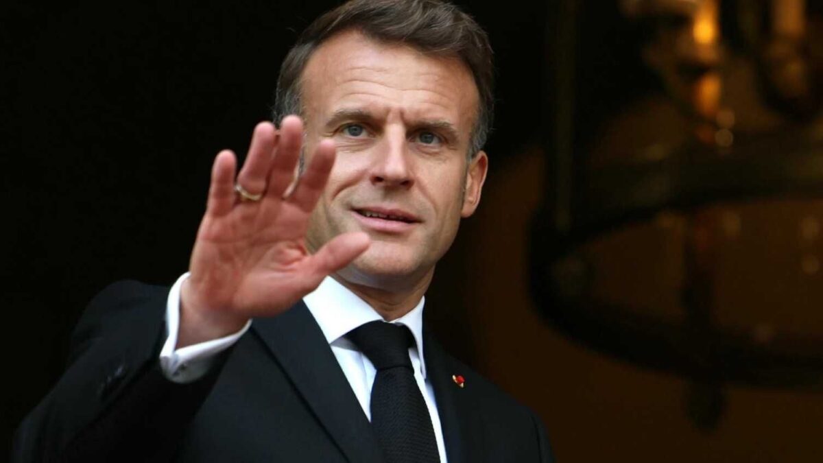 Macron chiede aiuto ai socialisti per evitare il voto se cade il governo