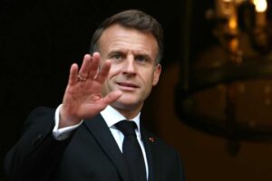 Macron chiede aiuto ai socialisti per evitare il voto se cade il governo