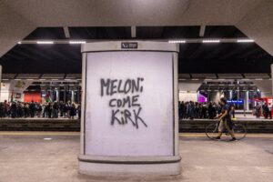 La piazza pacifica augura la morte a Meloni