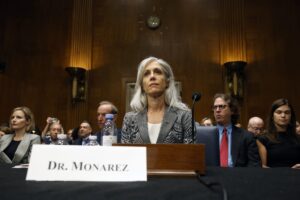 L’ex capo dei Cdc Usa va in Senato e frigna Il risultato? Uno spot per Kennedy