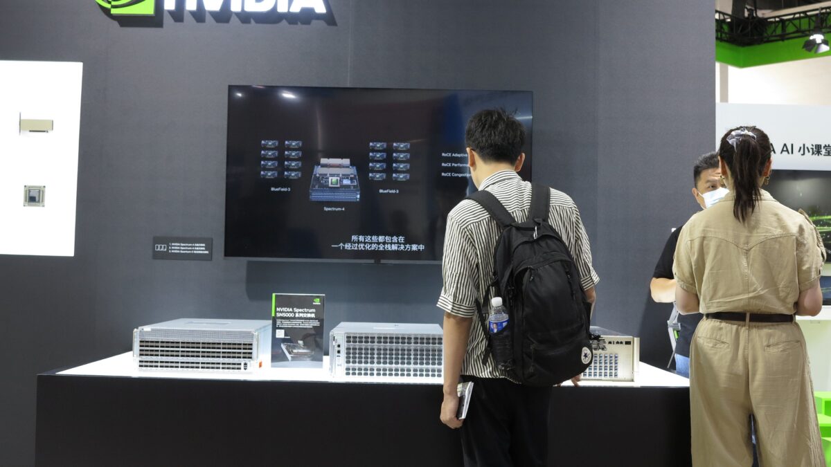 Usa-Cina, la guerra continua. Xi vieta alle «sue» società di comprare i chip di Nvidia
