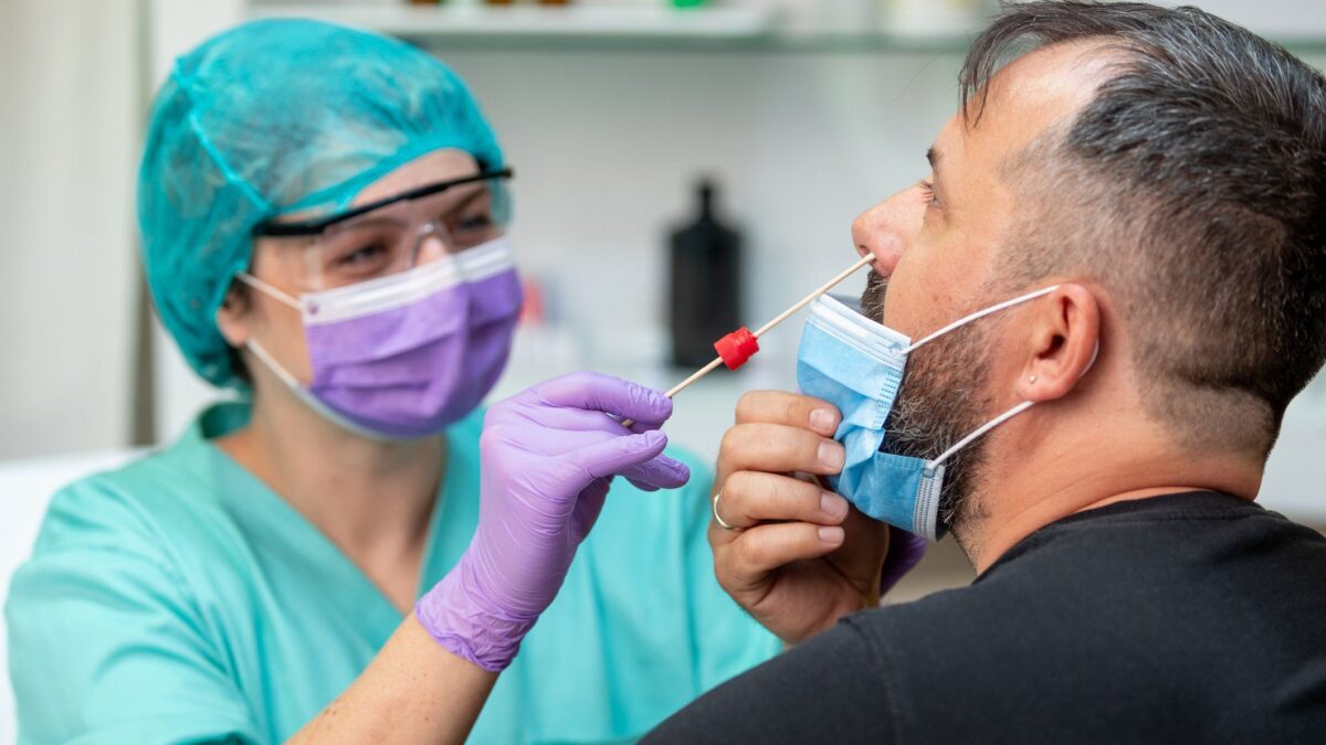 Nuovo allarme sul Covid: provoca raucedine