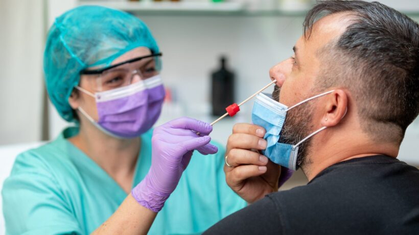 Nuovo allarme sul Covid: provoca raucedine