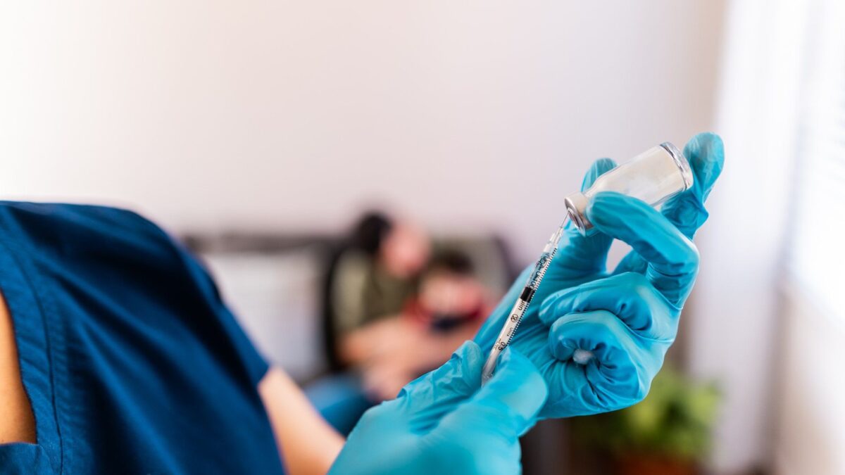 Basta vaccini Covid «raccomandati». Negli Usa si faranno solo se serve