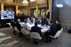 Macron offre a Kiev una armata fantasma: «Gli Usa ci aiutano». Ma mollano il vertice