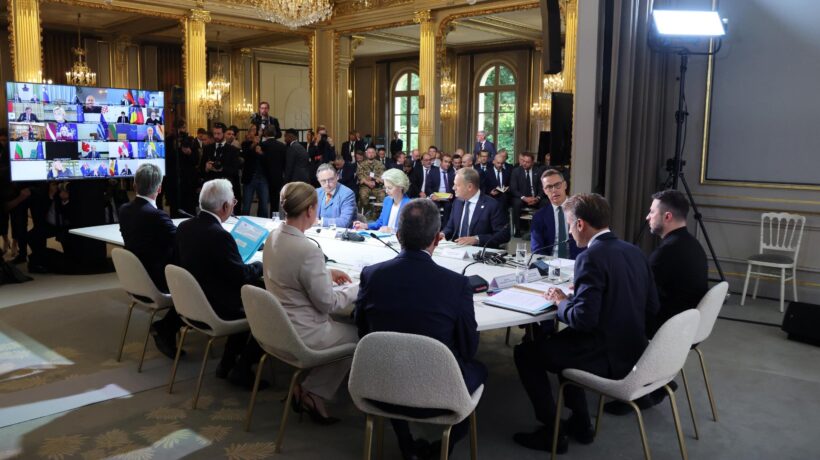 Macron offre a Kiev una armata fantasma: «Gli Usa ci aiutano». Ma mollano il vertice