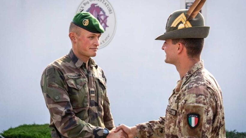 Saluto tra i Comandanti delle compagnie italiana e francese (Esercito Italiano)
