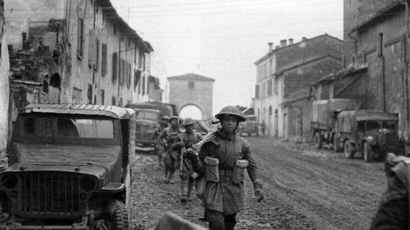 Gurkha nepalesi nei pressi di Faenza all'inizio del 1945 (Getty Images)