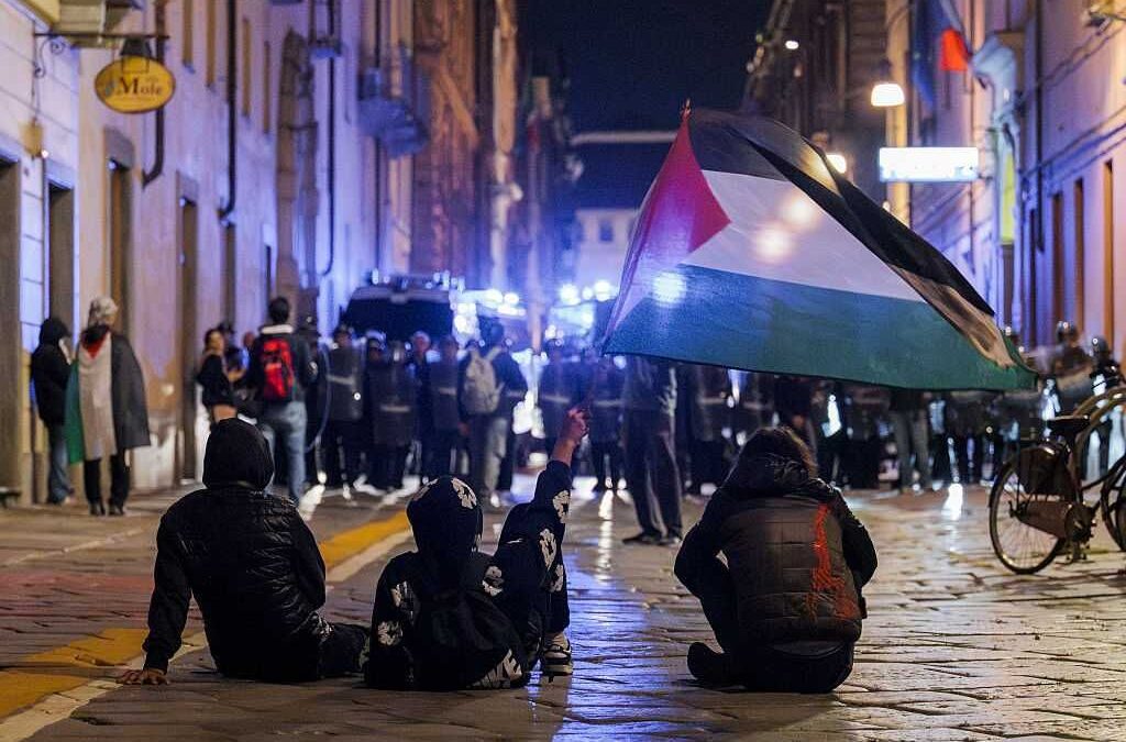Gli antifa okkupano pure se la guerra è ormai finita. Salta il seggio per il voto