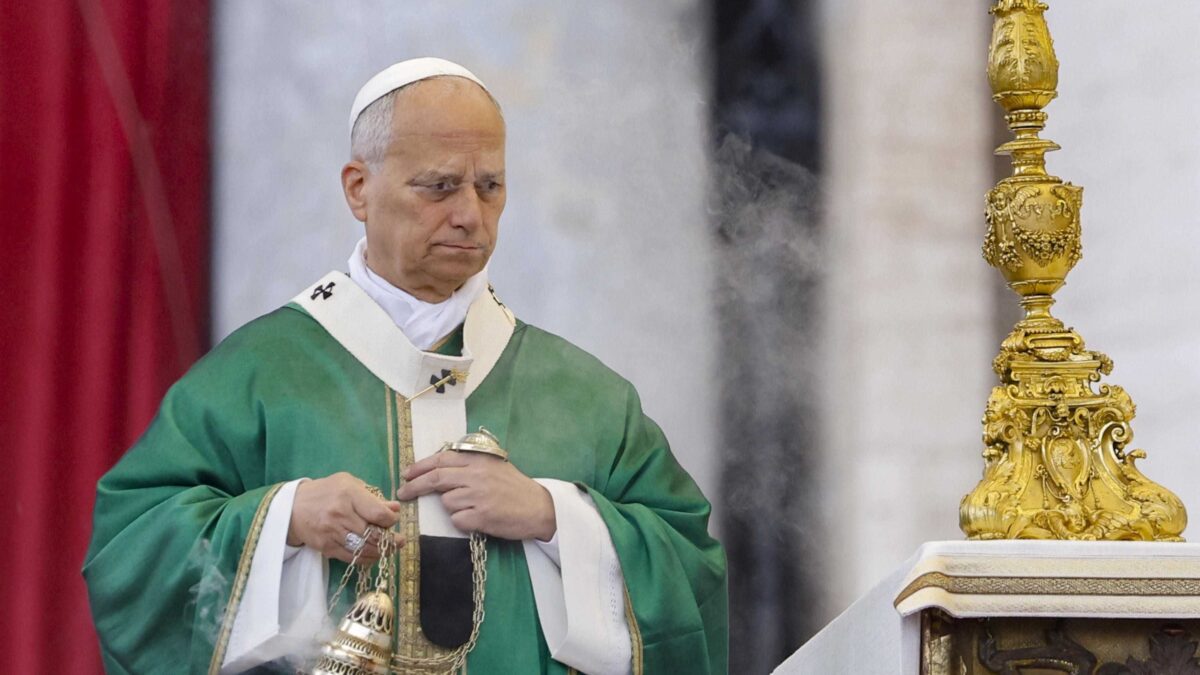 Si presenta da erede ma corregge la rotta. Il metodo Prevost archivia Bergoglio