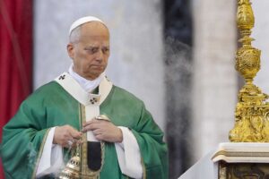 Si presenta da erede ma corregge la rotta. Il metodo Prevost archivia Bergoglio