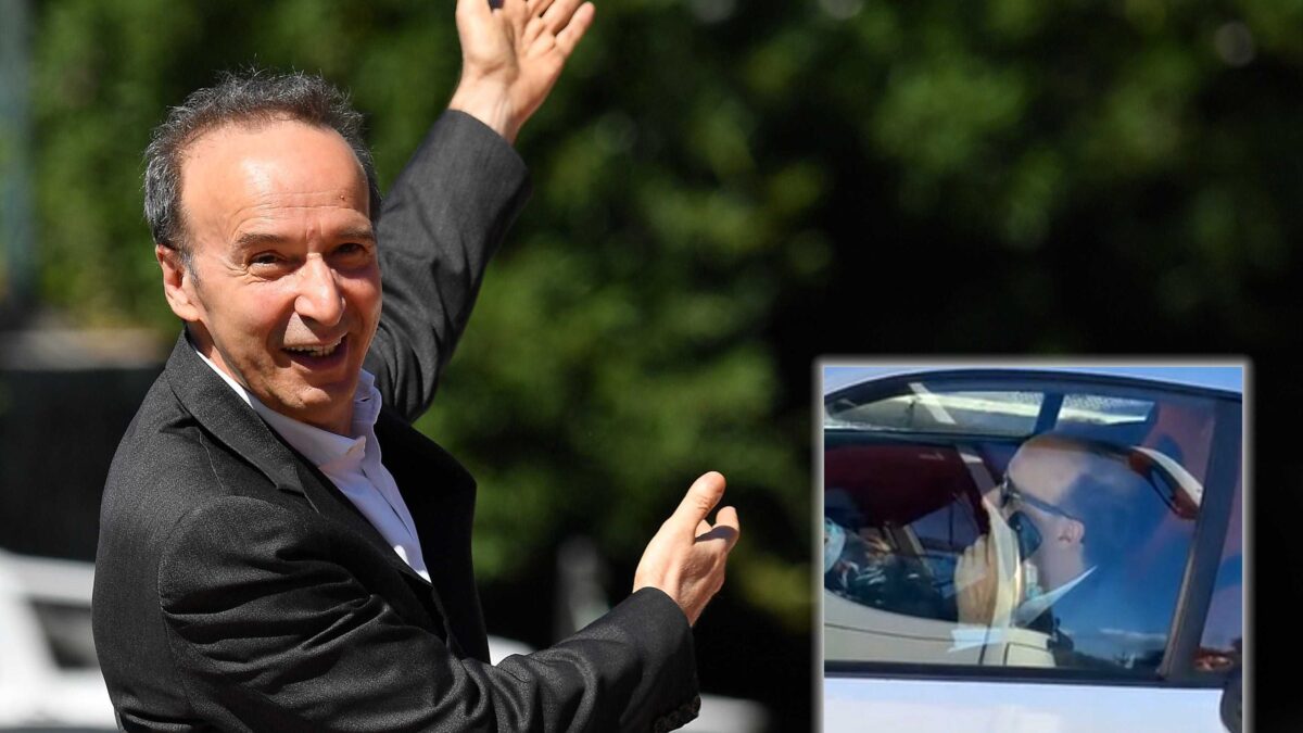 Benigni in auto al telefono e senza cinture allacciate. Solo per lui la vita è bella…