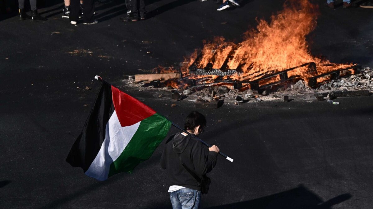 I cortei con bandiere di Hamas non possono che essere violenti