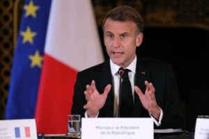 Macron, premier e bilancio in un weekend