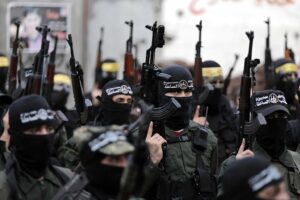 No al disarmo, sì alla milizia. Hamas non molla i fucili e mette a rischio la tregua